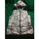 Безрукавка утеплённая с капюшоном 44-48 серебро