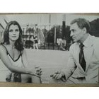 ЧЕРНО-БЕЛАЯ ОТКРЫТКА, ЗВЕЗДЫ СОВЕТСКОГО КИНО. КАДР ИЗ ФИЛЬМА "ТАСС УПОЛНОМОЧЕН ЗАЯВИТЬ" И. АЛФЕРОВА, В. ТИХОНОВ.