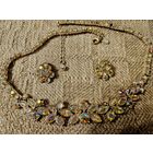 Комплект колье и клипсы.