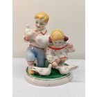 Фарфоровая статуэтка "Дети кормят голубей" СССР