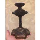 Стильный подсвечник под старину, металл. Высота 18,5 см, размер ножки снизу 12 на 12 см. Выполнен под старину. Отличное состояние.