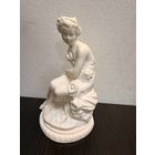 Гипсовая статуэтка Девушка (нимфа) с цветами.