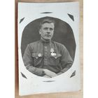 Фото военного с медалями. 5.5х9 см