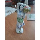 Статуэтка фарфоровая Девушка с виноградом.