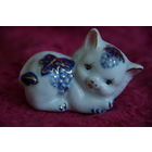 Статуэтка фарфоровая  " Котик "    целая  , высота 5,5 см , длинна 7,5 см