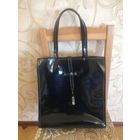 Красивая сумка из натуральной лаковой кожи черного цвета. Очень любила эту сумку, но сейчас мне некуда ее носить. Вместительная, легко помешается формат А4, для работы идеально. Размер 35,5 на 31,5 см