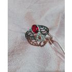 Кольцо с красным камнем и фианитами размер 18.5 серебро