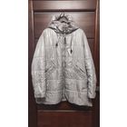 Стильная теплая куртка на 66-68 размер. Очень красивый цвет, серый металлик. На синтепоне. Сзади имитация меха, два глубоких кармана, внутри есть потайной, есть красивый, глубокий капюшон. Длина 79 см