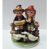 Статуэтка фарфоровая "Девочка, мальчик и гуси" 80-90-е годы Европа. Высота 11 см.