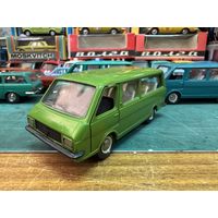 РАФ 2203 постномер, но дно еще металл, цвет трава, на дверях "1". Вечер четверга в зеленых, и не только, тонах.