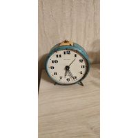 Ретро будильник Янтарь.