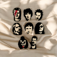 Значок-Брошь Дэвид Боуи / David Bowie; Кобейн / Kurt Cobain; Джин Симмонс / Gene Simmons (Kiss); Фредди Меркьюри / Freddy Mercury; Земфира; Горшенёв (Горшок, Король и Шут, КиШ); Егор Летов; Высоцкий.