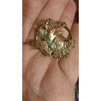 Винтажная старая брошь или знак охотника