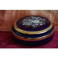 Шкатулка фарфоровая (  высота 7,5 см , диаметр 17 см )  целая