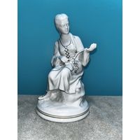 Фарфоровая девушка с венком.