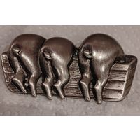 Винтажная брошь фермерской тематики "Три поросёнка". Олово. 6х3 см. Редкость.