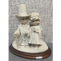 Статуэтка фарфора Capodimonte Джузеппе Армани "Жених и невеста" Италия 1986 год. 20 х 22 см.