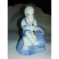Фарфоровая статуэтка Китайский рыбак 2. Кобальт, позолота, ручная роспись. 8,5х5,5 см.