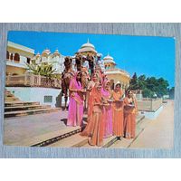 Этнография. Индия, Джайпур. Девушки в традиционных костюмах раджастхани