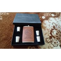 Набор:фляжка,рюмки,футляр.