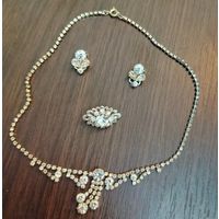 Винтажный комплект ( колье ,серьги-клипсы и брошь ) чехословакия .