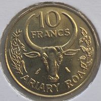 Мадагаскар 10 франков 1989 г. В холдере