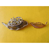 Две броши.