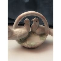 Статуэтка голуби в корзинке