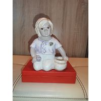 Тяжёлая статуэтка "Alice Figuren", высота 16 см., без сколов и трещин.
