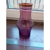 Ваза из аметистового стекла с золотистой отделкой 16 см