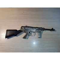 Металлический брелок пистолет-автомат, длина 15.5 см.