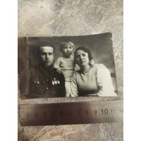 Репринтное до военное фото. Лейтенант с семьёй. Униформа,знаки.