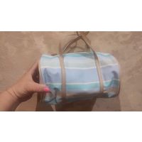 Косметичка фирменная объемная Esteen Lauder . Размер 24 см, окружность сбоку 14 см. Очень красивая и удобная. Нежно голубых оттенков. Состояние отличное, не пользовалась.