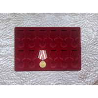 Планшет на 12 медалей Д32 мм.