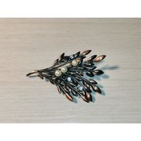 Тяжёлая, металлическая брошь с вставками, застёжка рабочая.