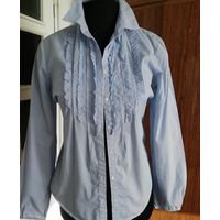 Красивая блузка-рубашка из нежной приятной ткани в голубую полоску, необычным рукавом, фирмы Zara. Размер 44-46.