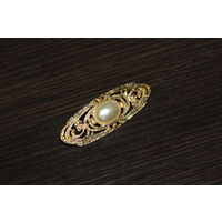 Металлическая брошь.