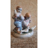 Статуэтка фарфоровая "Дети кормят голубей". ЗХК ПОЛОННОЕ