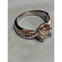 Кольцо с белым камнем