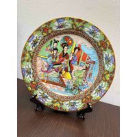 Винтажная коллекционная китайская фарфоровая декоративная тарелка , с подставкой .