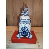 Фарфоровая ёмкость "Гжель", для хранения чая и т.д., высота 22 см., без сколов и трещин.