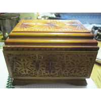 Шкатулка деревянная резная.