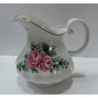 Сливочник фарфоровый 60-70-е годы Германия. Высота 9.5 см.