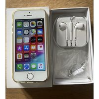IPhone 5S с чехлом и наушниками
