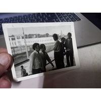 Редкая ч/б фотография Хоккеисты сборной СССР Петров, Коваленко поднимаются в Дворец спорта г.Минск оригинал