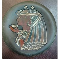 Винтажная декоративная настенная тарелка с египетским мотивом , металлическая чеканка , предположительно 1970 тых .