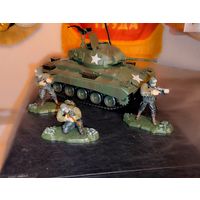Модель Американского танка M24 Chaffee и солдаты 21 century toys США масштаб 1/32 1/35 2002 год