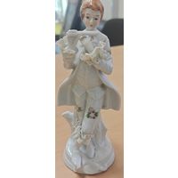Фарфоровая статуэтка, мальчик с музыкальным инструментом. 21 см