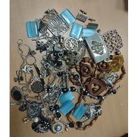 Лот бижутерии вместе с шкатулкой