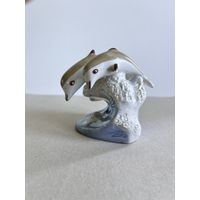 СТАТУЭТКА ФАРФОРОВАЯ "ДЕЛЬФИНЫ".  9*9*9 СМ. СЫСЕРТЬ. ОТЛИЧНАЯ! СМ.ФОТО И ОПИСАНИЕ.